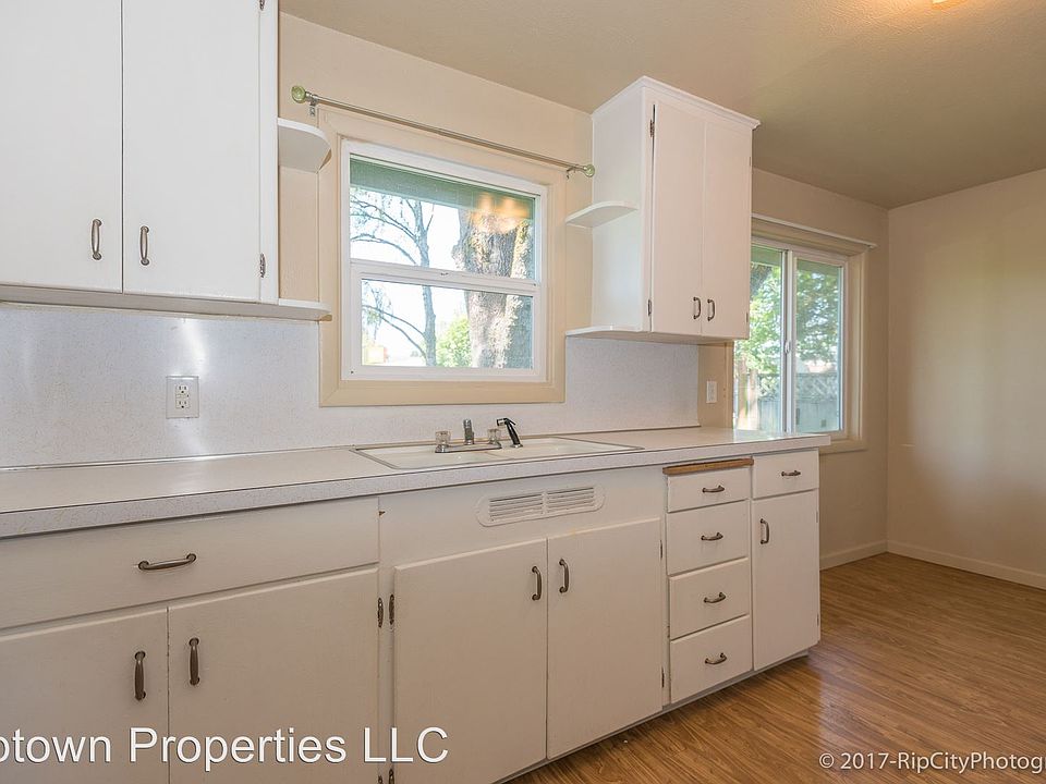 1st image of 573 SE 11th Ave