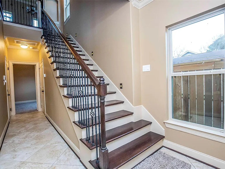 1516 Amundsen St — Photo 5