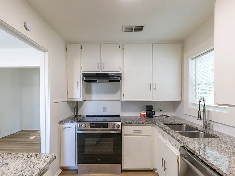 1381 Sunset Dr — Photo 9