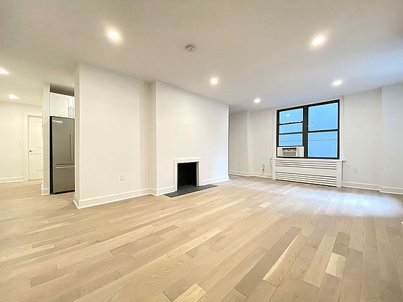 4th image of 160 E 48th St APT 15B