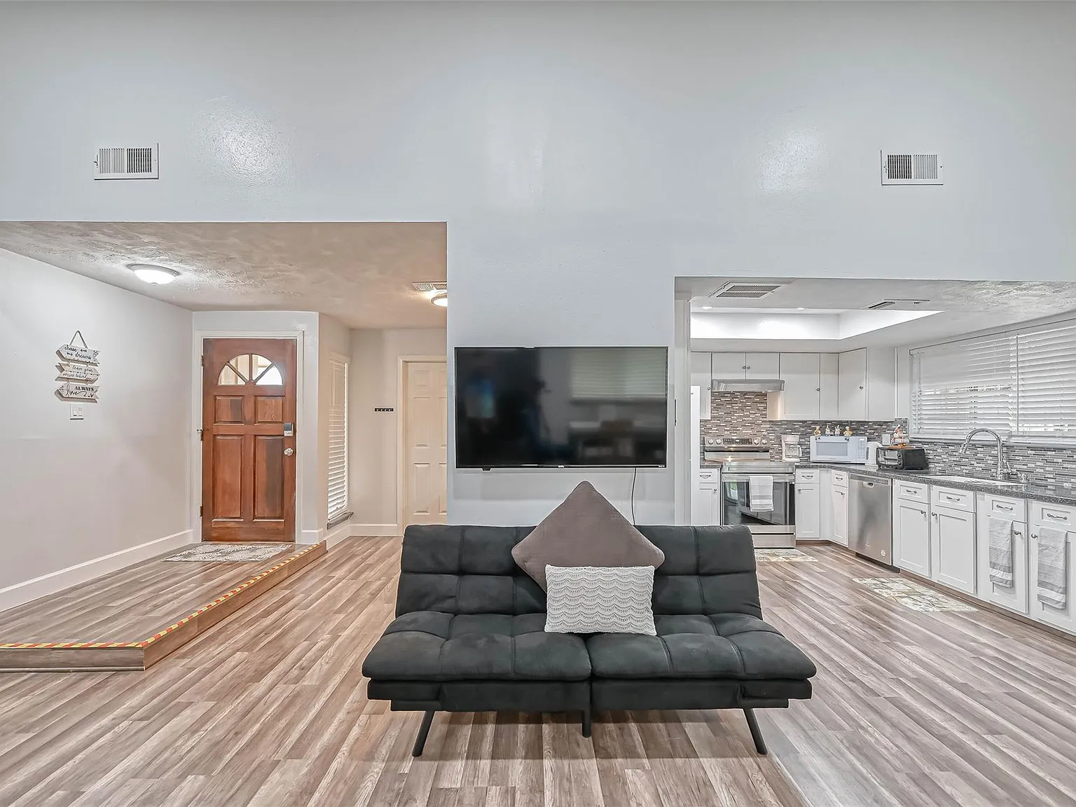 3 bed, 2.0 bath, 1464 sqft, $3,000 — Photo 3