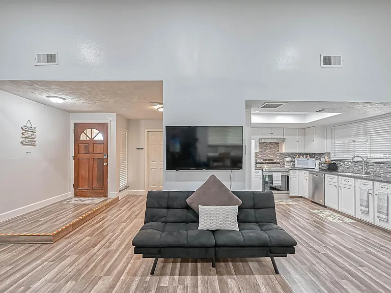 11618 Corona Ln — Photo 3