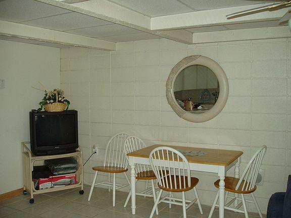 SPACIOUS DINING ROOM 