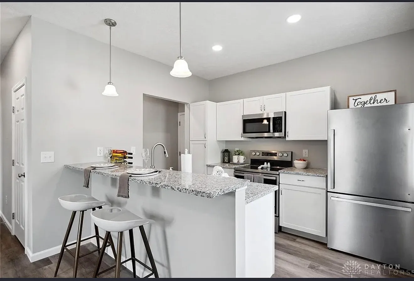 3 bed, 900 sqft, $1,995 — Photo 2