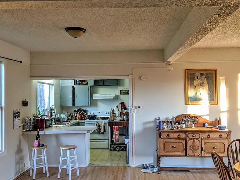 2628 Victor St — Photo 3