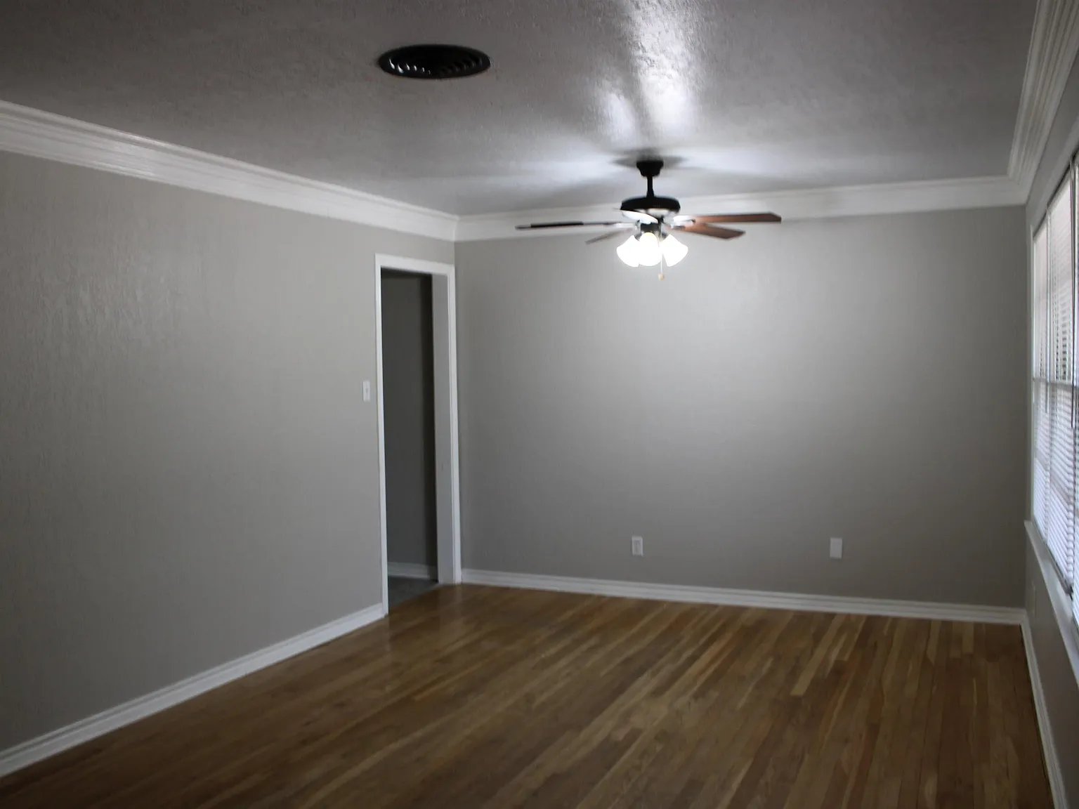 4 bed, 1.5 bath, 1501 sqft, $1,800 — Photo 4