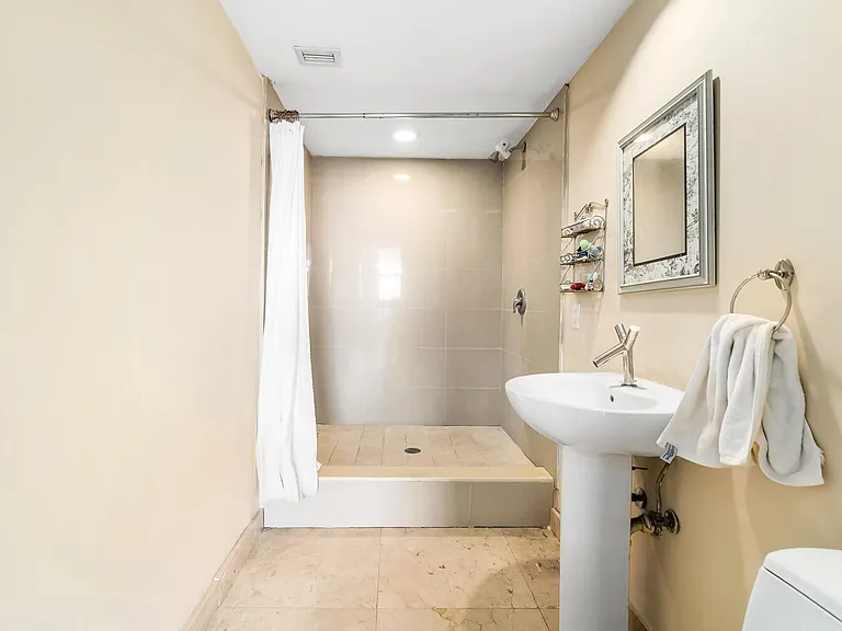 18911 Collins Ave #506 — Photo 38