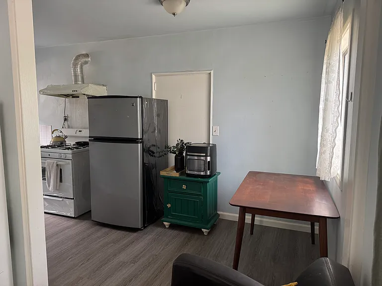 807 Adelaine Ave — Photo 5