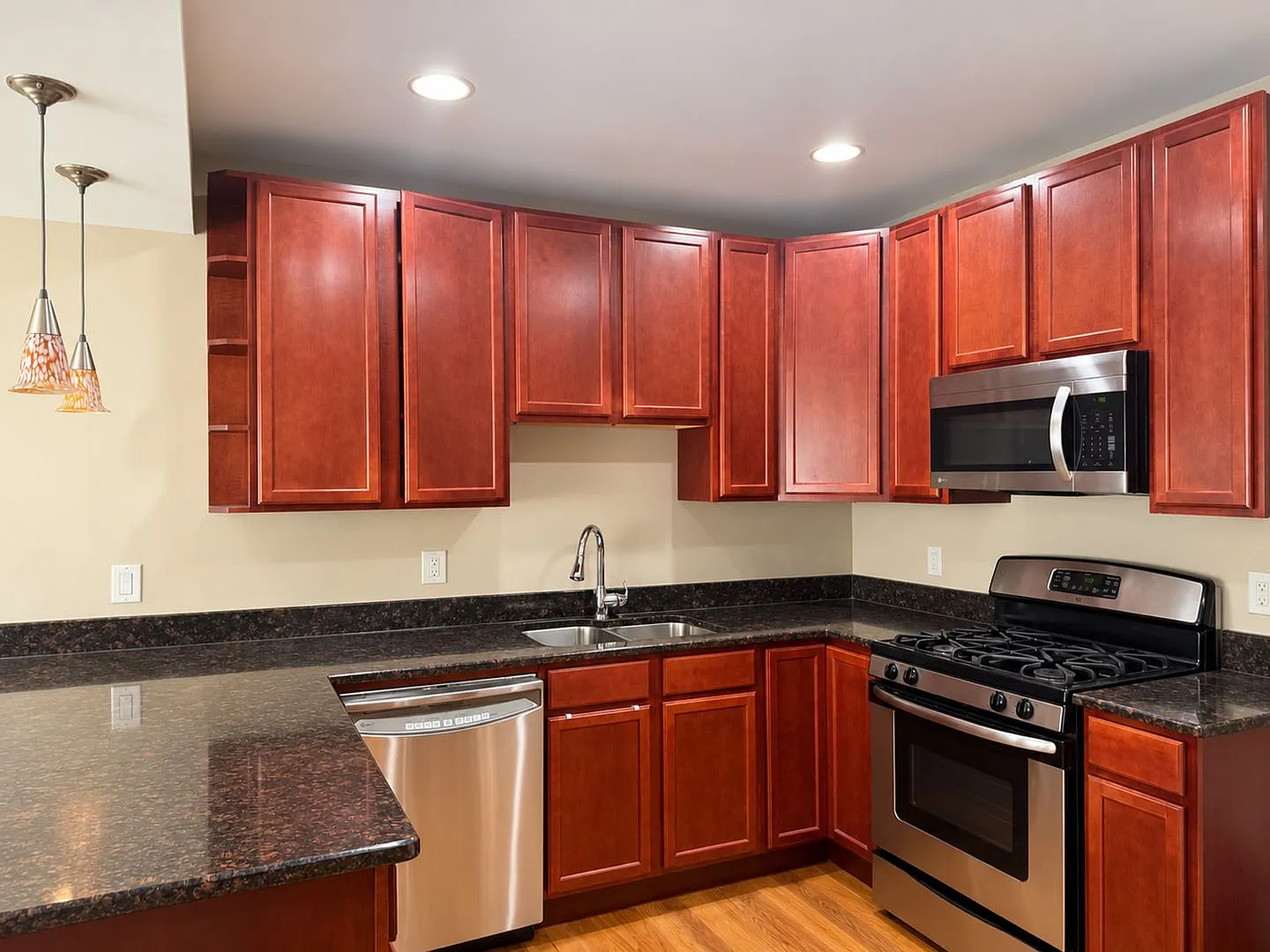 3 Bedroom 2 Bath Spacious Condo — Photo 3