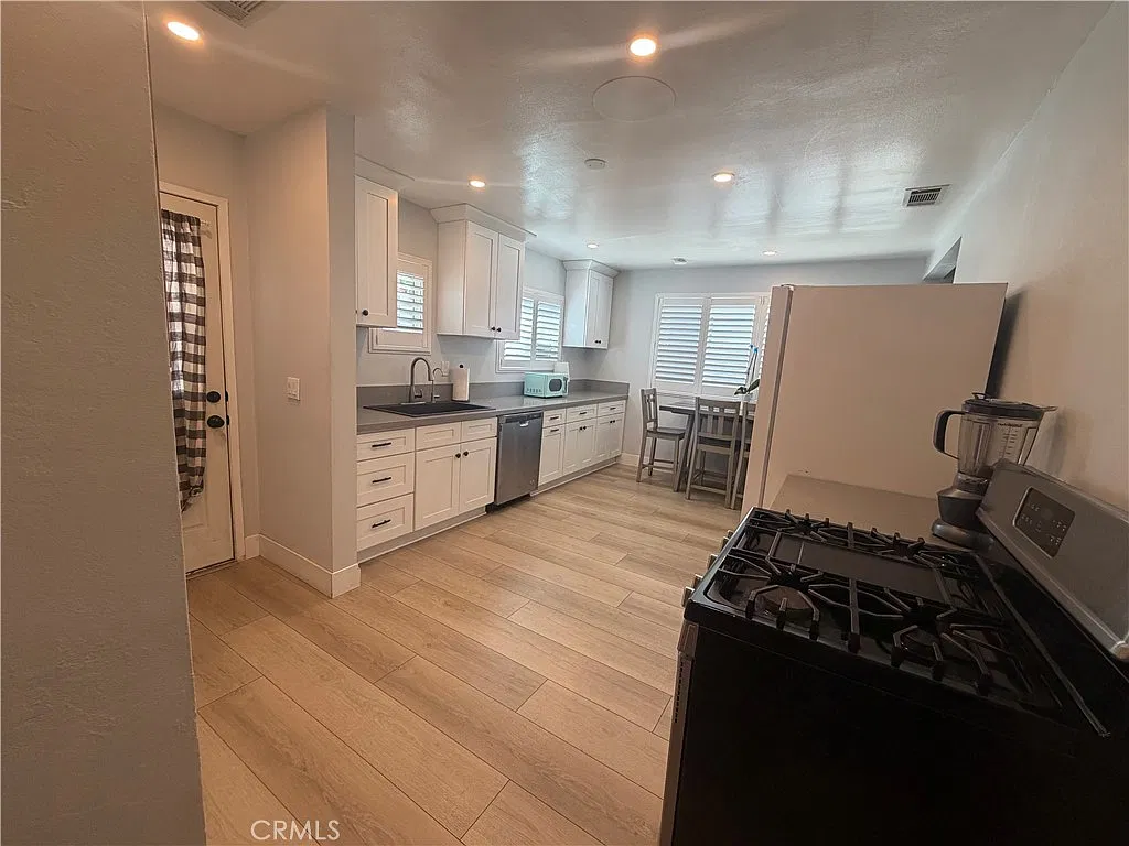 2 bed, 816 sqft, $2,900 — Photo 3
