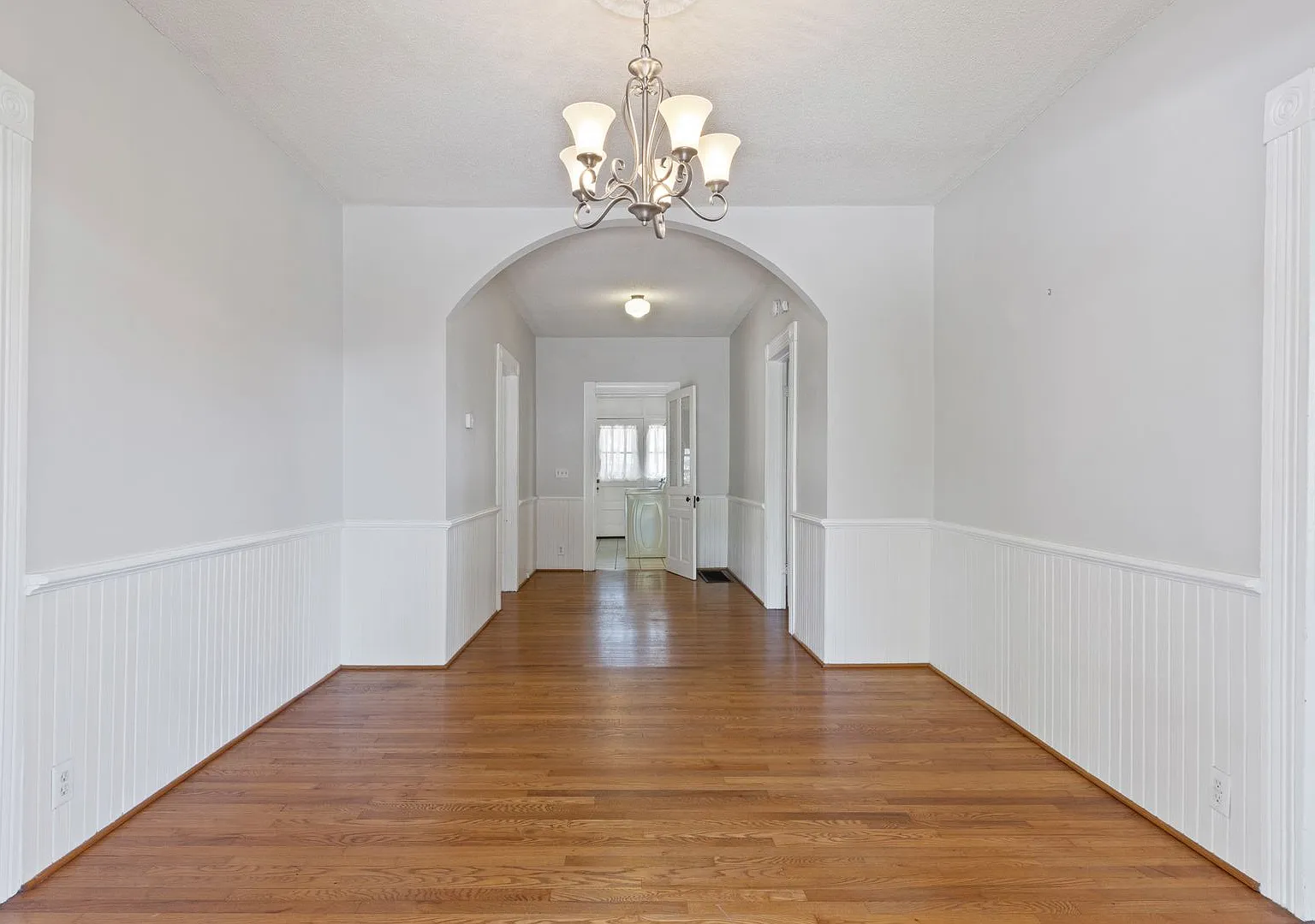 Beautiful Home Downtown Lillington — Photo 4