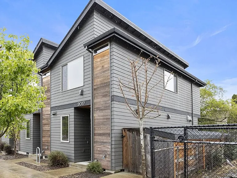 2017 SE Yamhill St — Photo 2