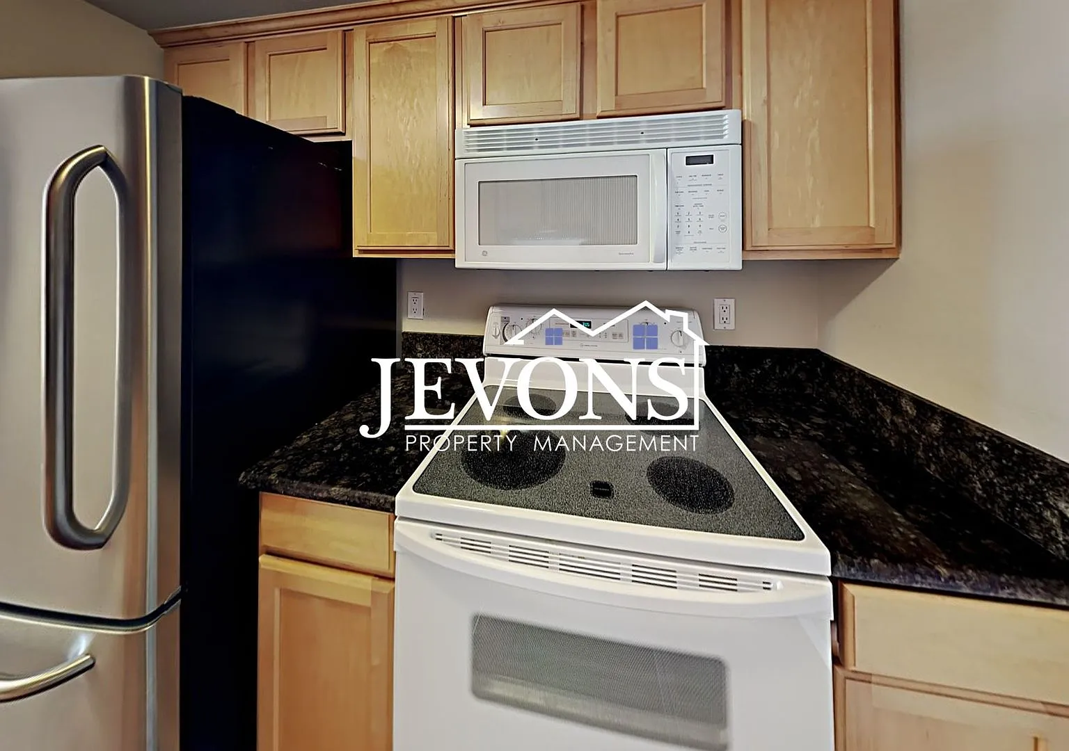 Charming top-floor condo with fully equipped kitchen - Water, sewer, and garbage included! — Photo 1