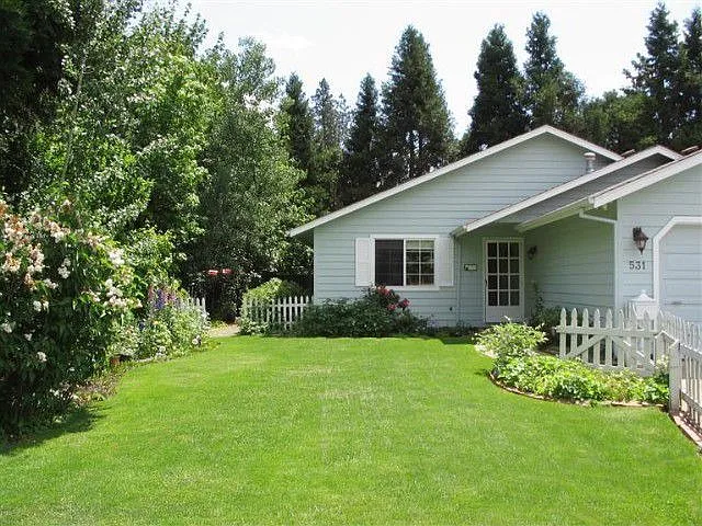 531 NW Savage St photo 1