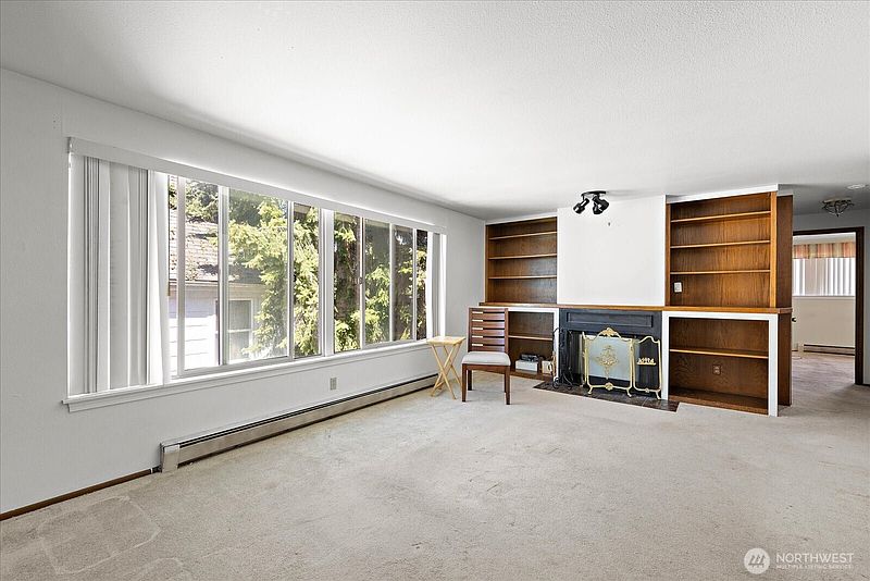 4th image of 3209 Hoyt Avenue #302