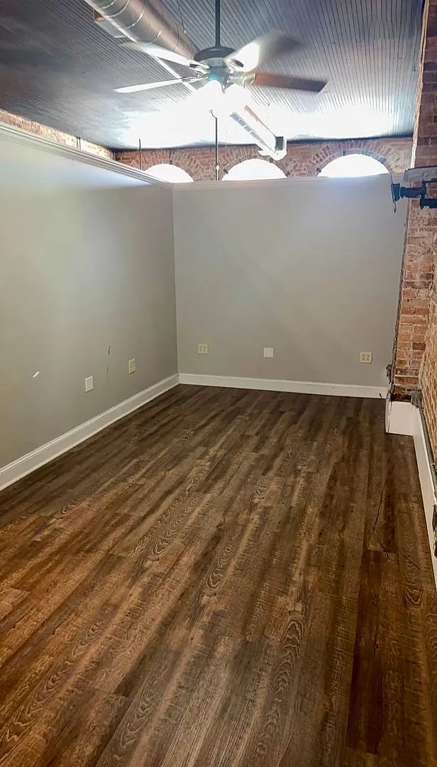27 W Oak St — Photo 2