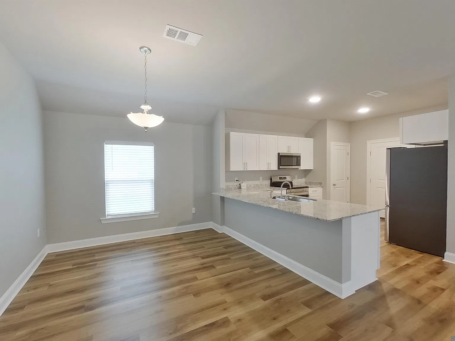3 bed, 1618 sqft, $2,045 — Photo 4
