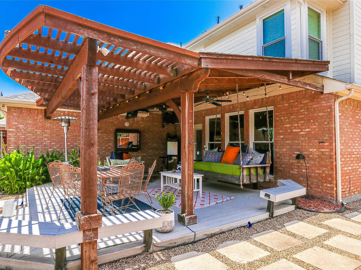 5 bed, 2390 sqft, $3,100 — Photo 3
