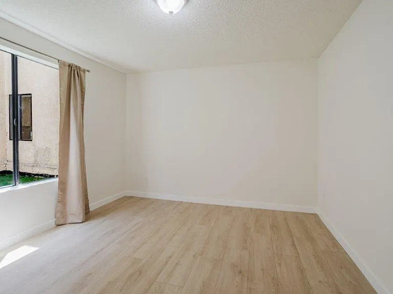 914 E Elk Ave #3 — Photo 22