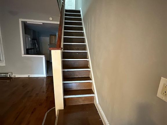 2nd image of 1528 W Oakdale St