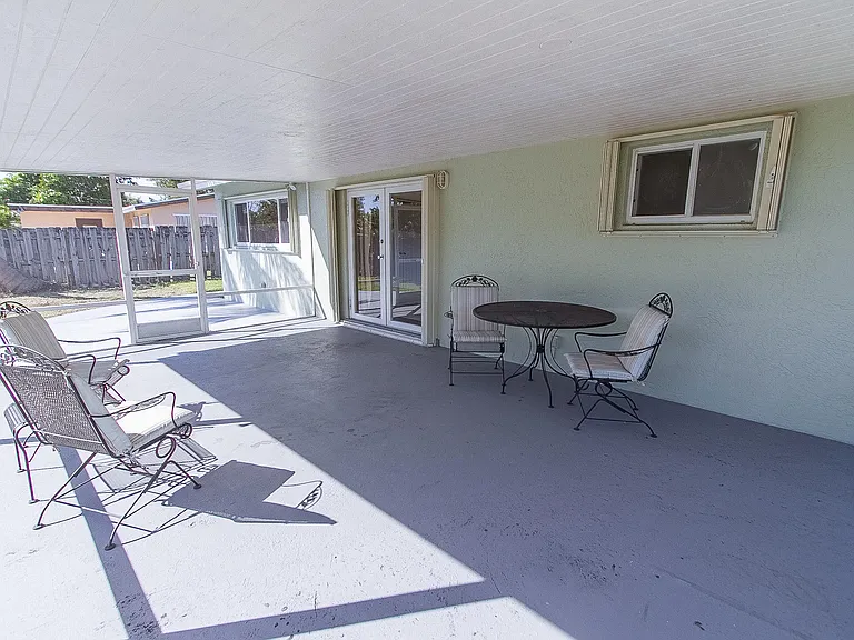 116 NW 8th St — Photo 11