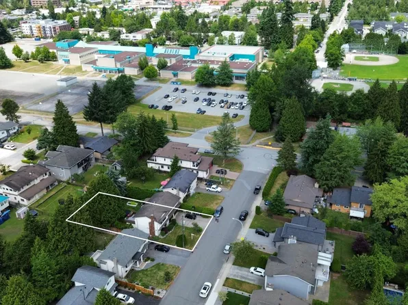 9781 154th St, Surrey, BC V3R 4J4