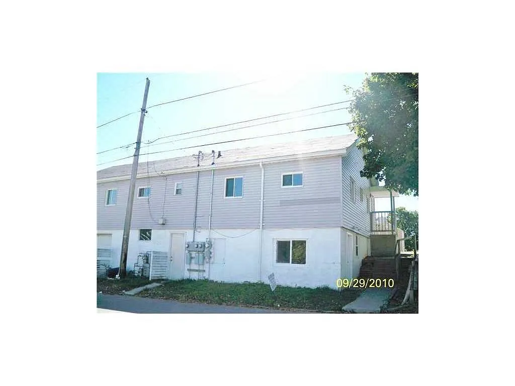 111 E Madison St photo 1