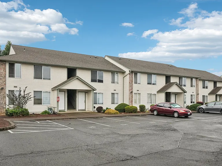 Stonehedge Court Apartments — Photo 20