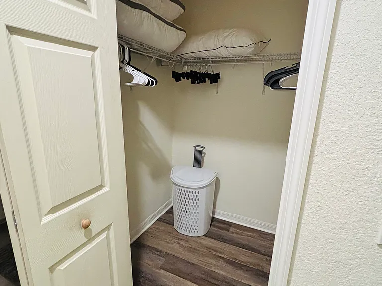 Master Bedroom
Walk-n Closet