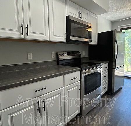 2nd image of 3405 Holdrege St APT 206