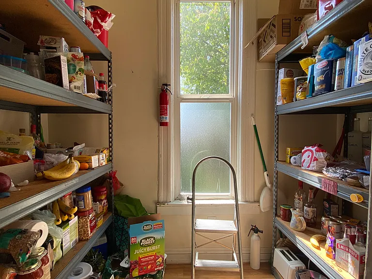 Lower unit pantry