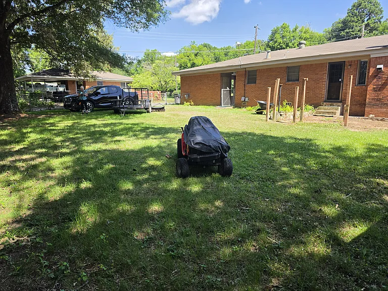 807 Woodlawn Ave — Photo 2