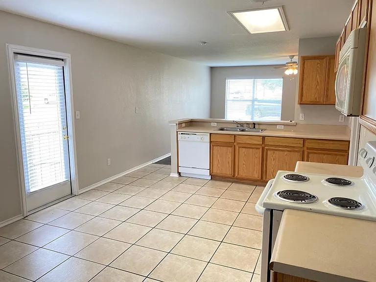 3008 Pine Valley Dr — Photo 5