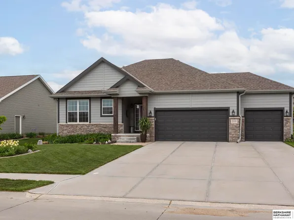 21125 Castlerock Ln, Gretna, NE 68028