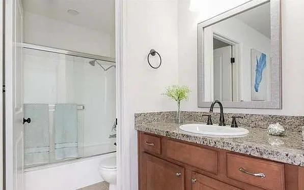 2 bed, 921 sqft, $2,585 — Photo 4