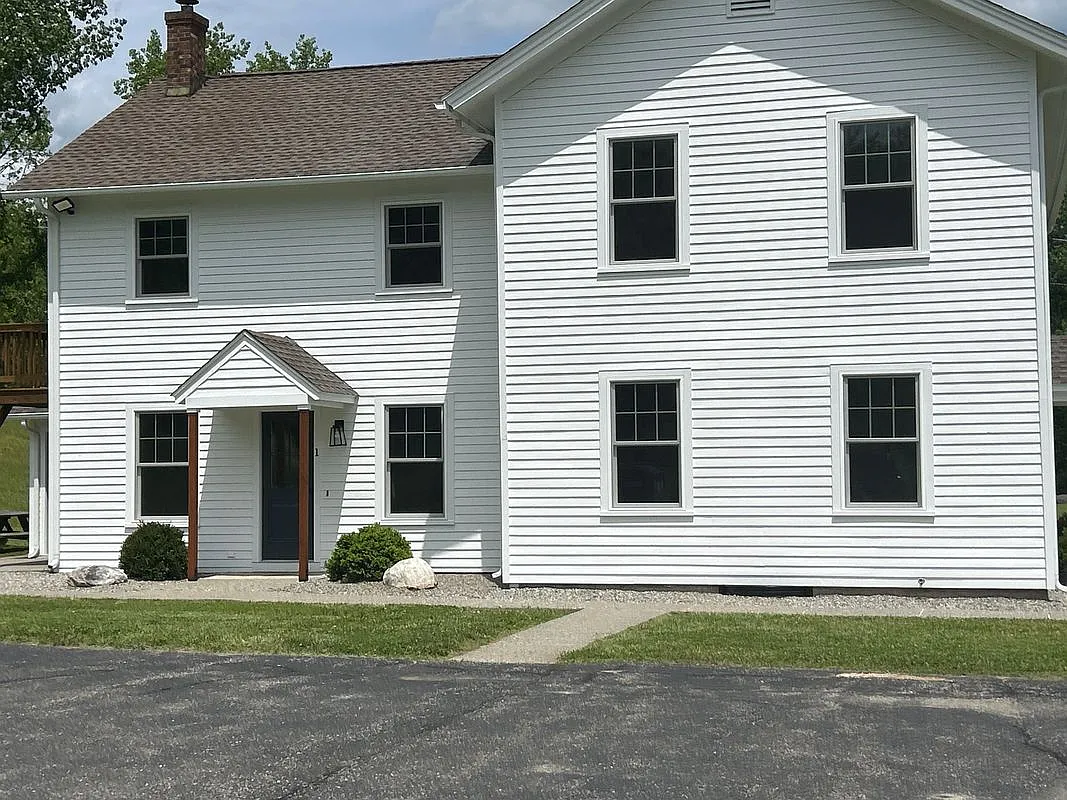 1 bed, 1.0 bath, 700 sqft, $2,200 — Photo 1