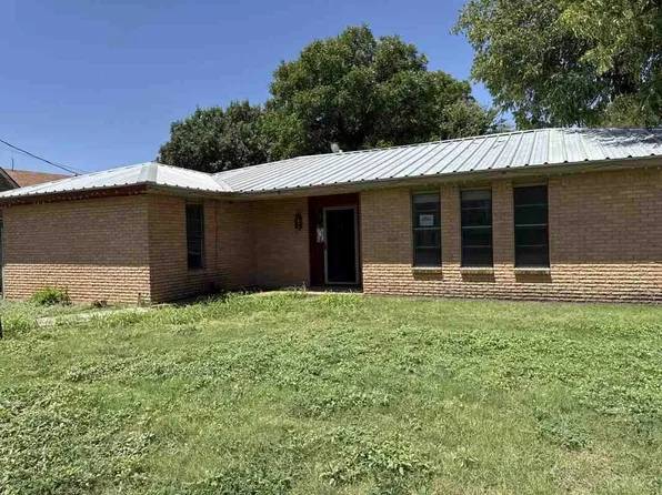 417 N Main St, Winters, TX 79567