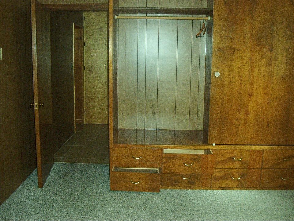 main flr bedroom closet