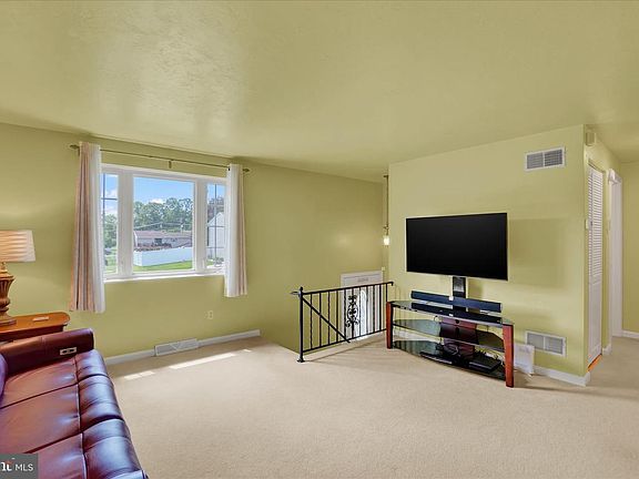 5th image of 2437 Heather Rd