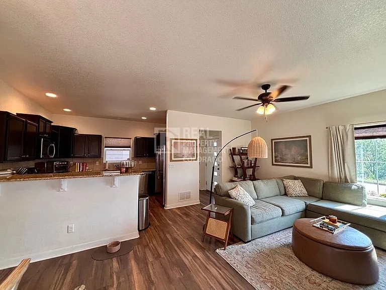 914 Antrim Loop — Photo 3