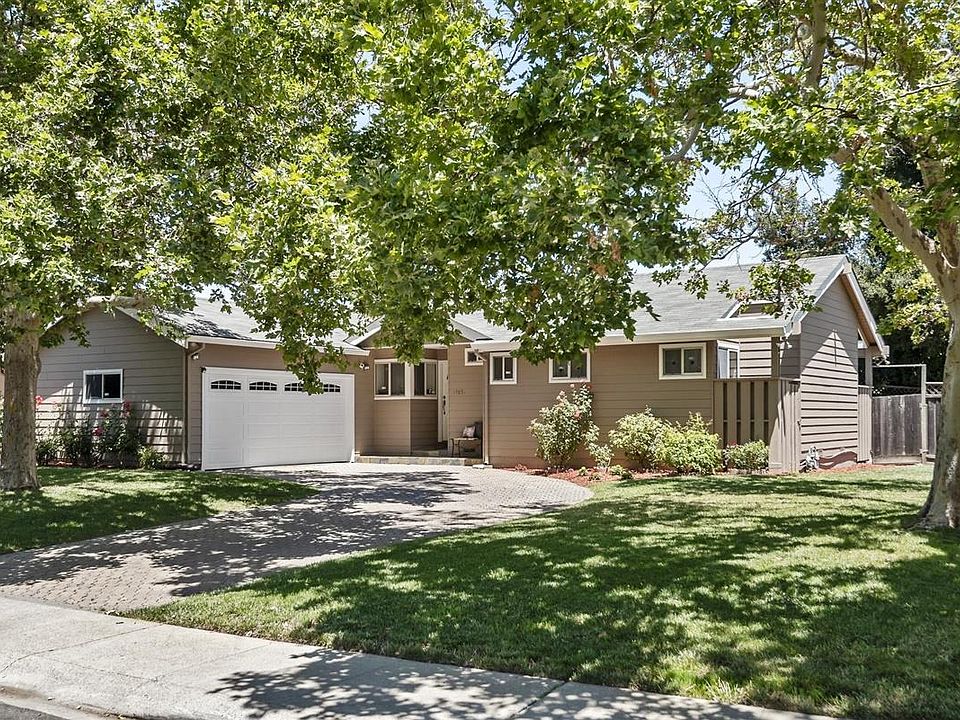 1st image of 19851 Lindenbrook Ln