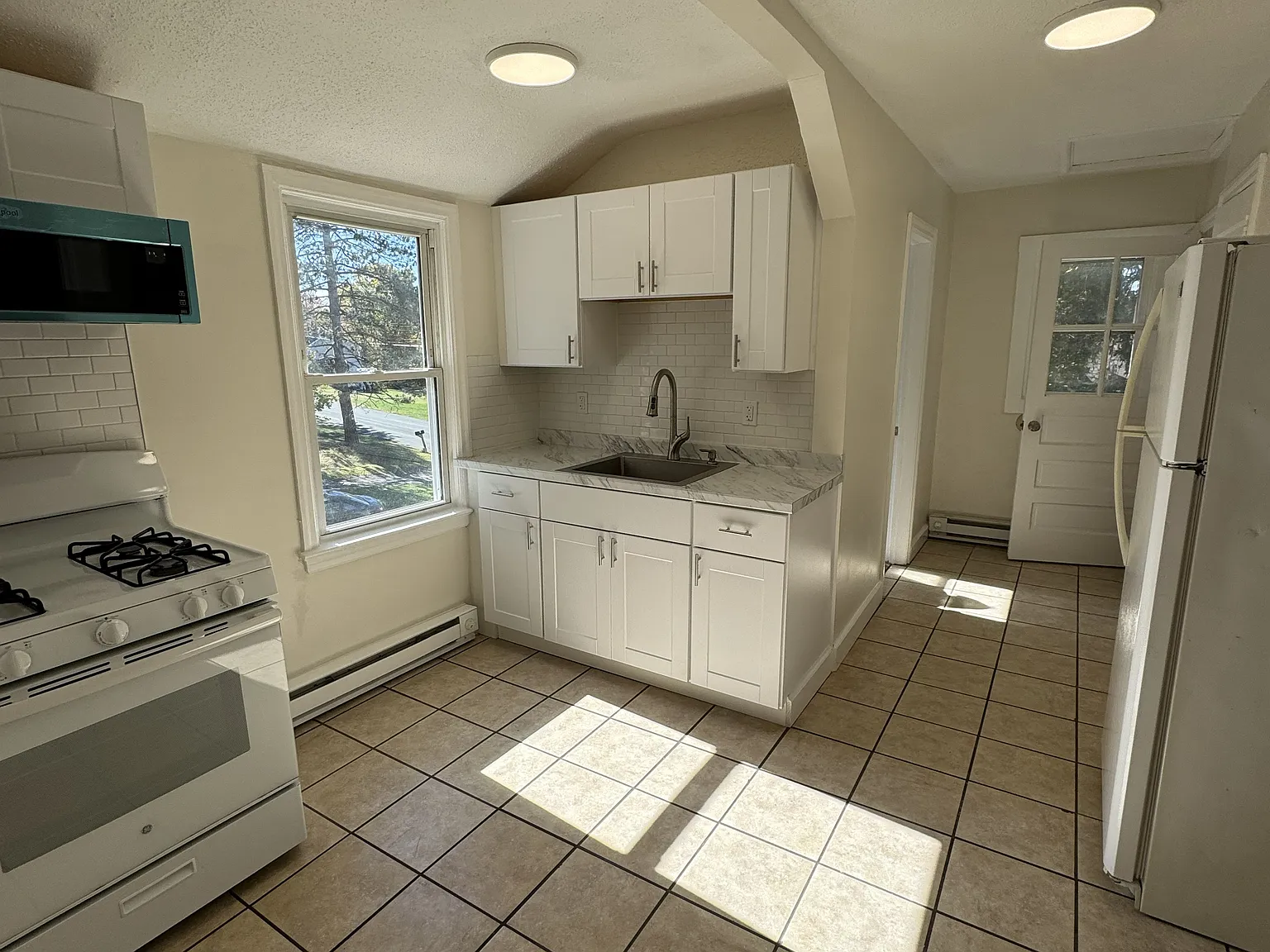 2 bed, 800 sqft, $1,825 — Photo 3