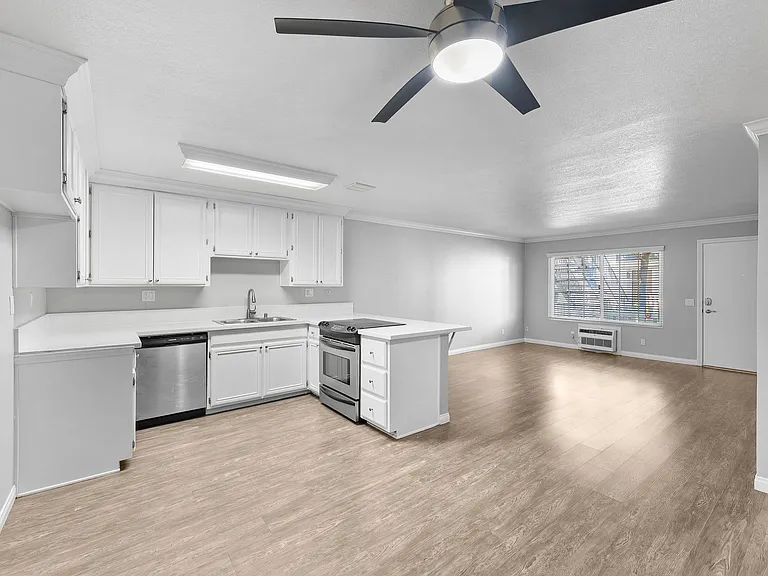 Twin Pines Apartments — Photo 31