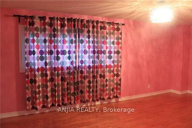51 Topham Cres — Photo 5