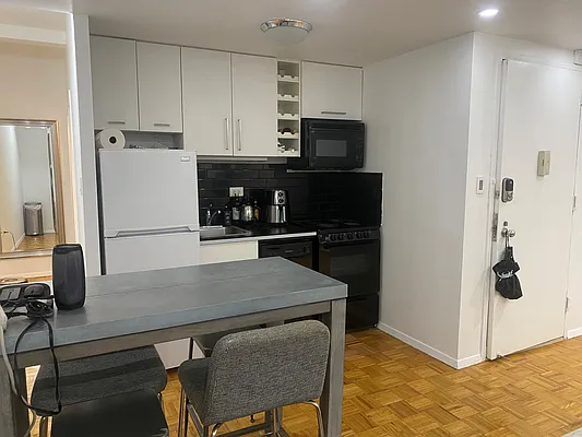 Rented by Manhattan Management Group | media 25