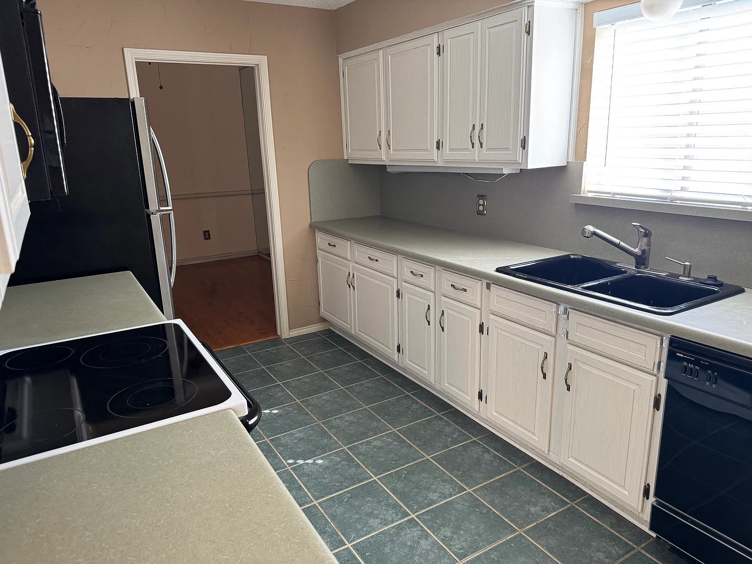 2 bed, 1609 sqft, $1,975 — Photo 2