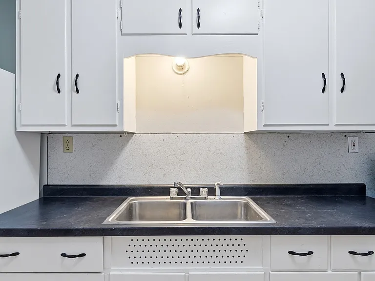 334 1/2 W 9th St #1 — Photo 9