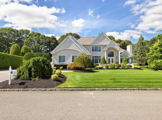 13 Weeping Cherry Ln, Commack, NY 11725