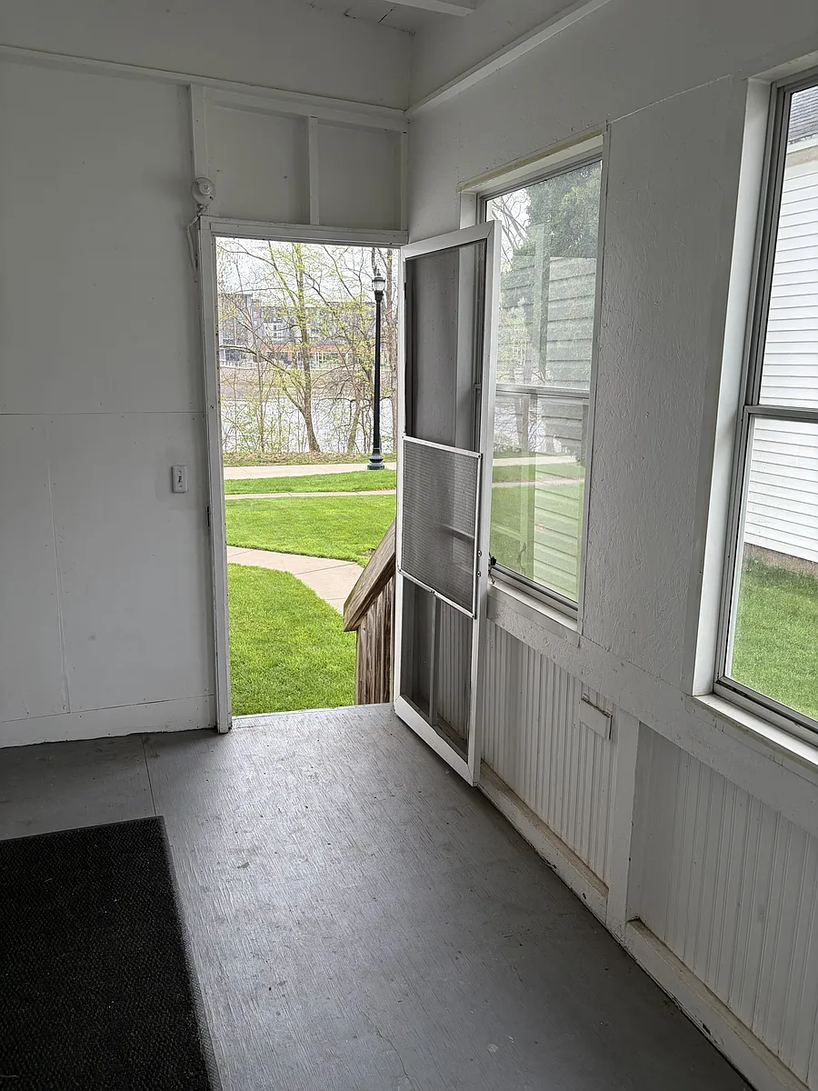 Building Photo - 924 1st Ave #2