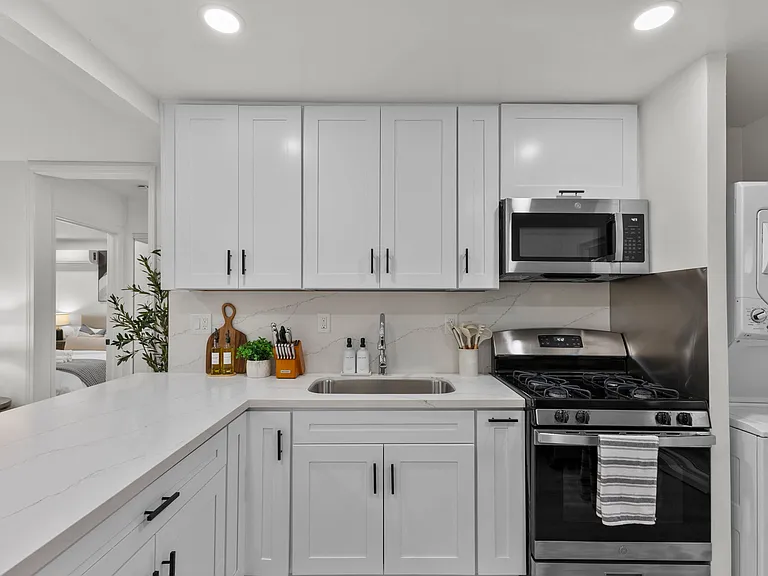 4440 Clairemont Dr — Photo 11